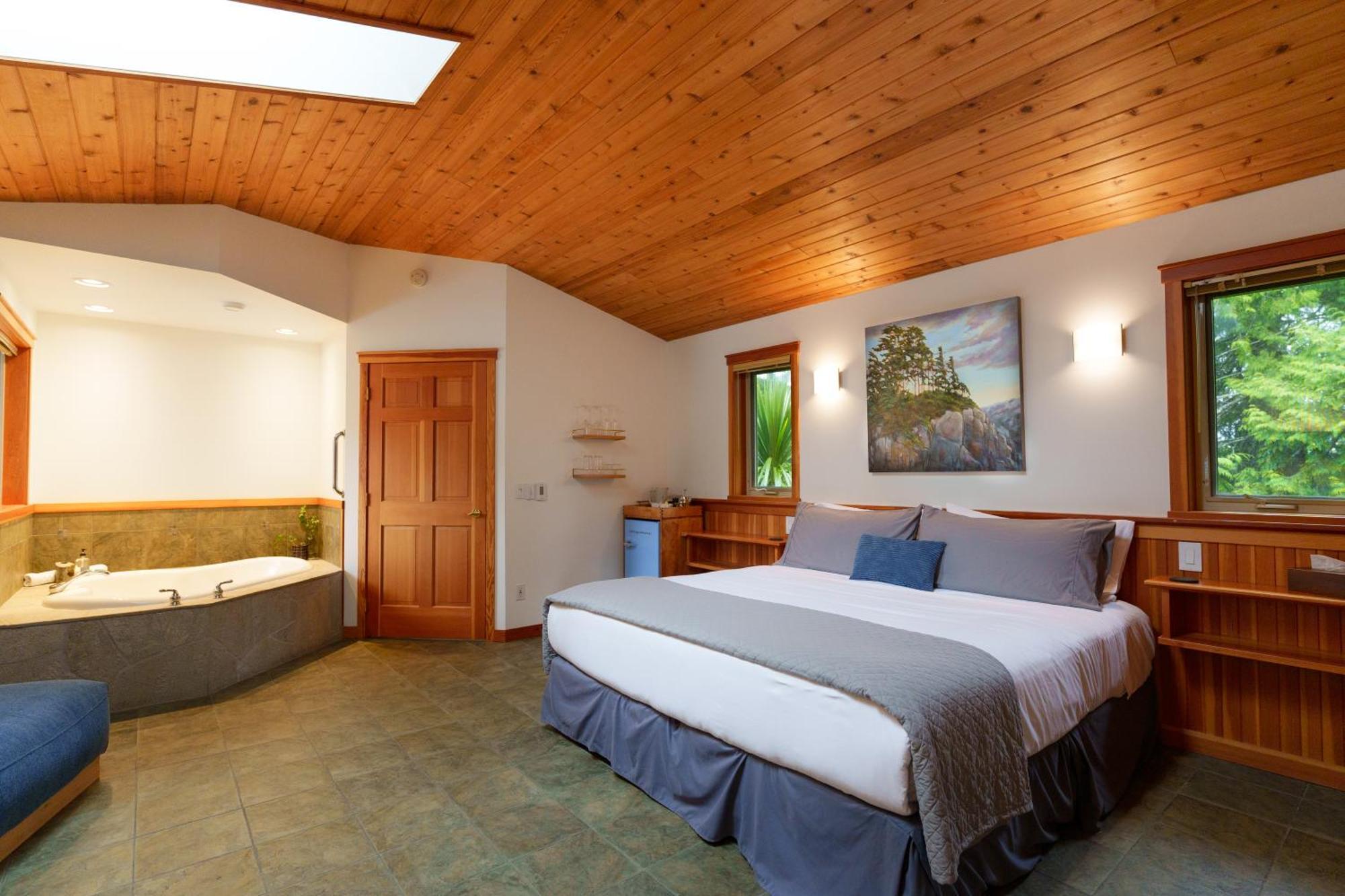Snug Harbour Inn Ucluelet Exterior photo